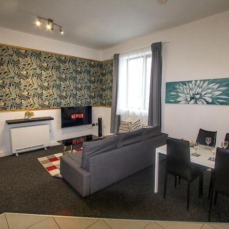 Ideal For Groups - 2 Bedroom Apartment - Free Parking, Transit Links, Close To Stadiums Манчестер Екстер'єр фото